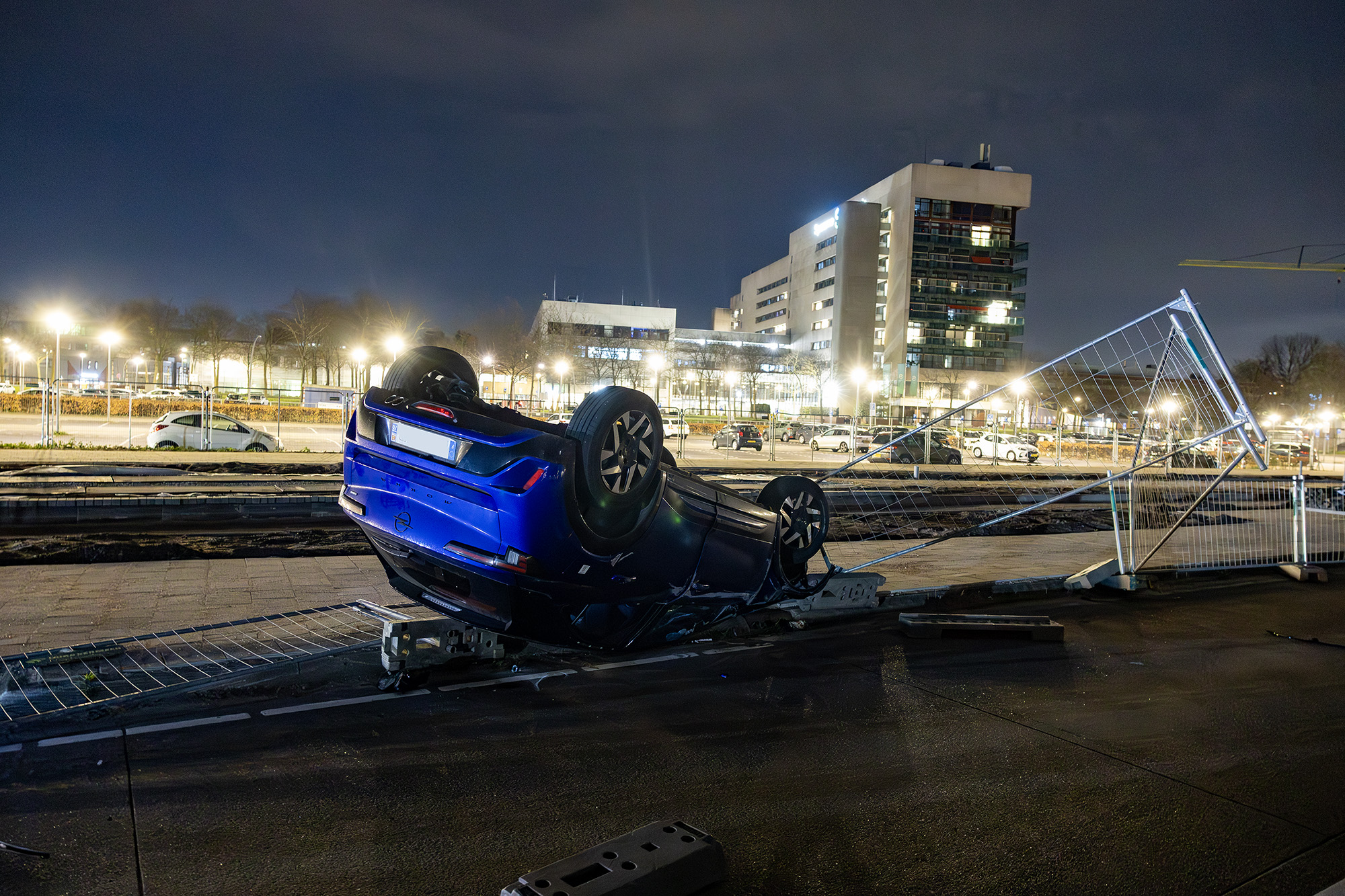 Auto over de kop op busbaan Europaweg, inzittenden verdwenen