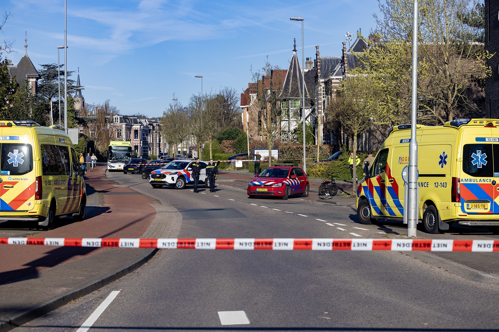 Ernstig ongeluk tussen fatbike en auto: ‘Weg voorlopig dicht voor verkeer’