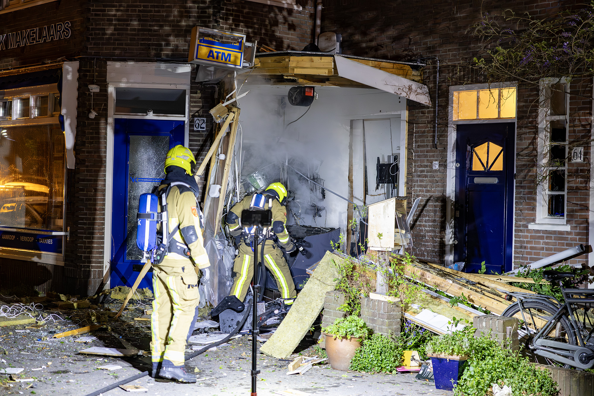 Ravage na plofkraak bij geldautomaat Haarlem-Noord: ‘Twee flinke explosies’