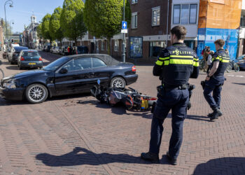 Motorrijder gewond na botsing met auto op Nieuwe Gracht