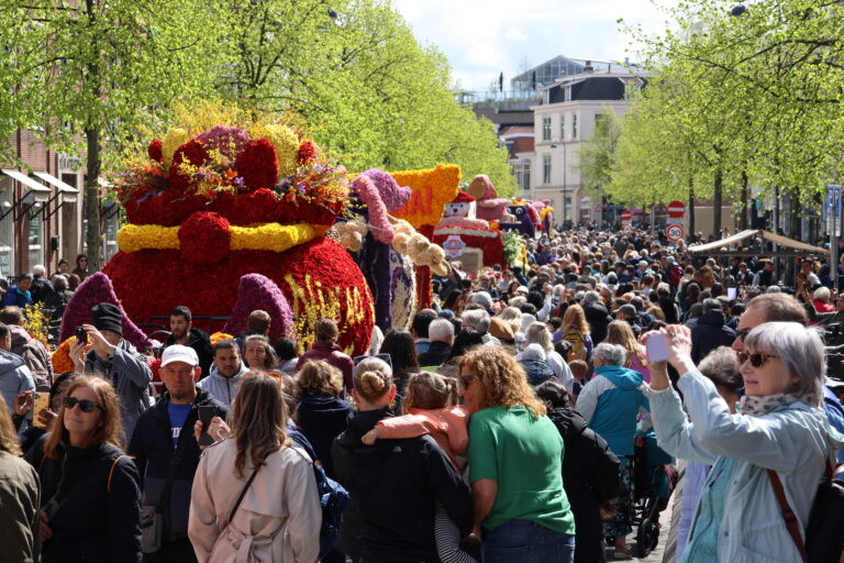Duizenden bezoekers naar binnenstad Haarlem voor praalwagens Bloemencorso