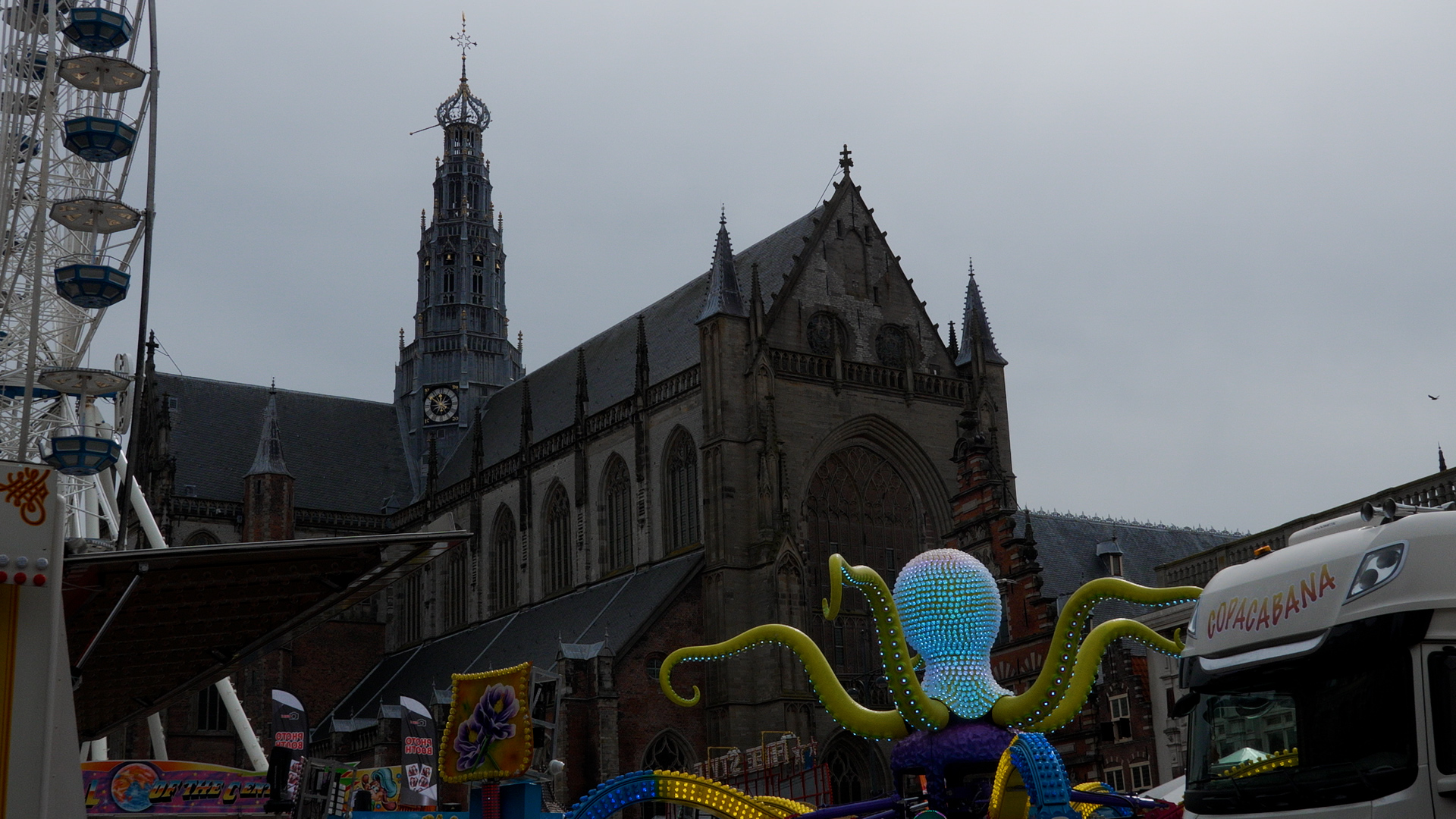 Opbouw kermis Haarlem trekt al volop bekijks: morgen start het feest op de Grote Markt