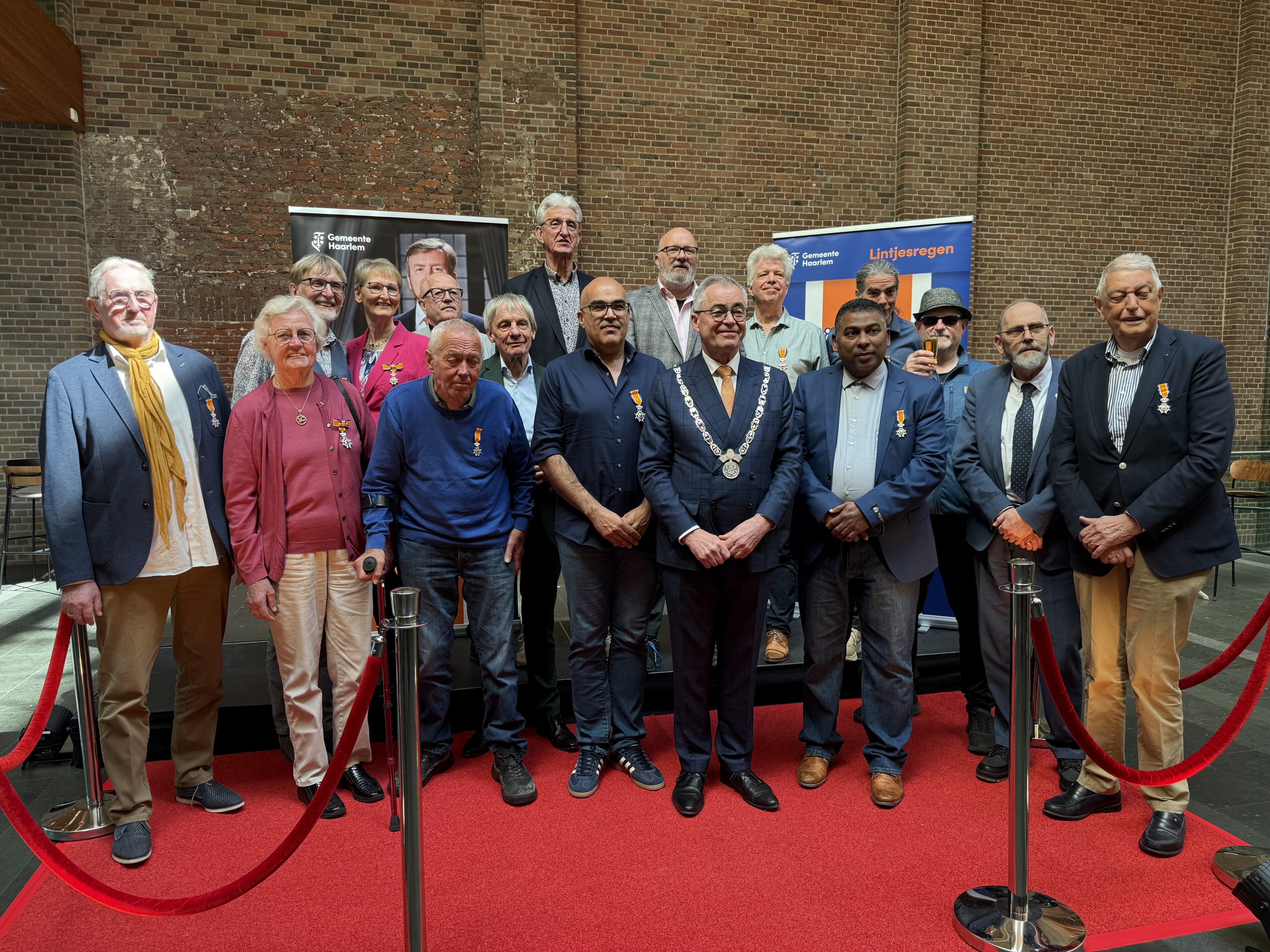 Zestien lintjes in Haarlem uitgereikt: ‘Ik draag het namens duizenden collega’s’