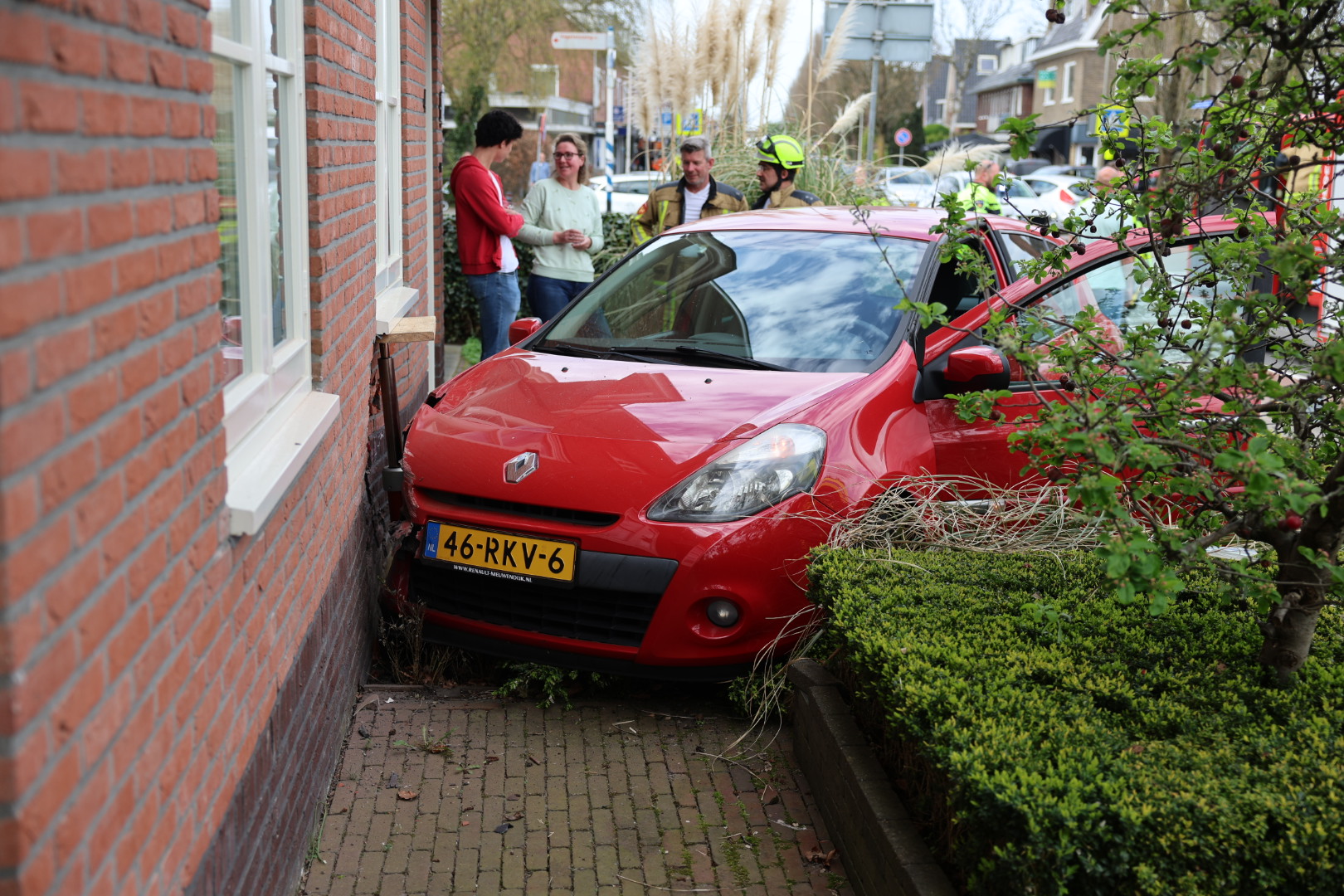 Auto knalt tegen woning in Bennebroek na botsing met motor