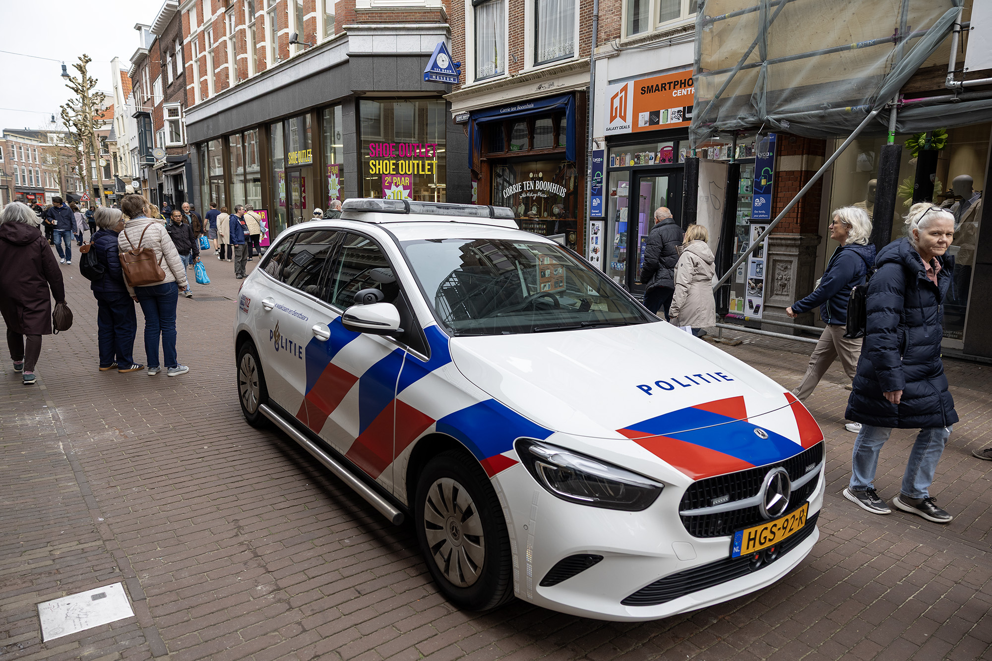 Diefstal met geweld bij telecomwinkel Barteljorisstraat, politie zoekt vier verdachten