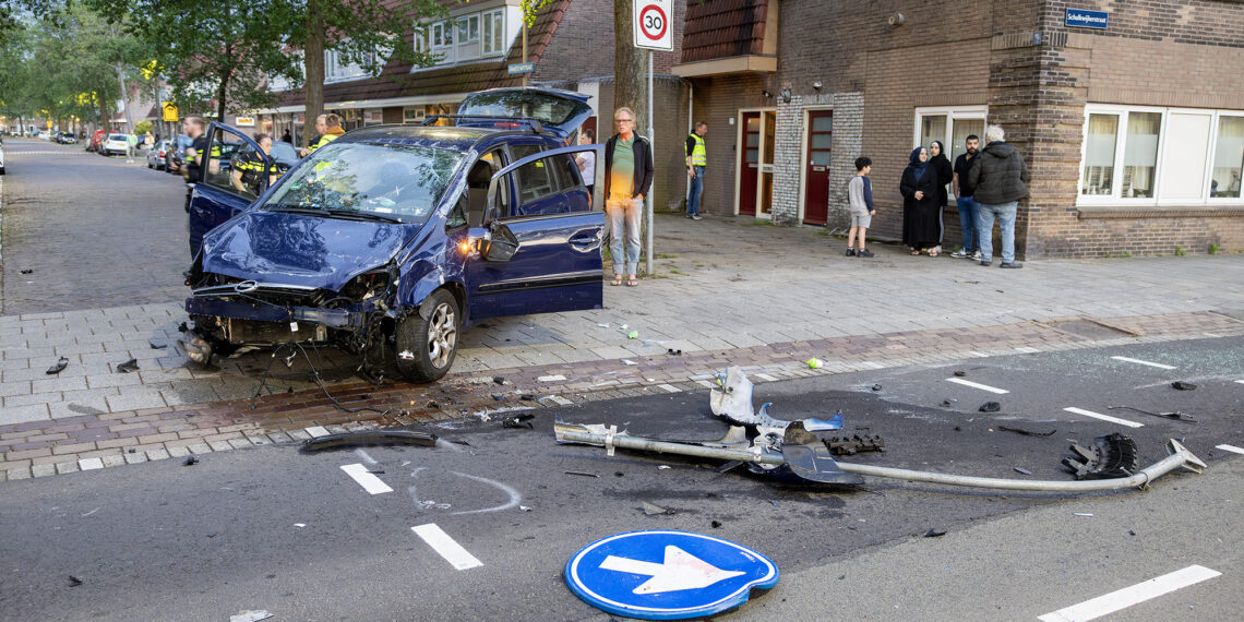 Auto slaat over de kop na botsing met wegafscheiding in Haarlem