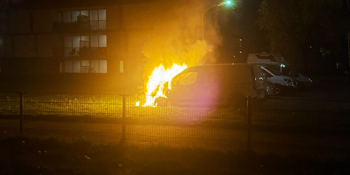 Bedrijfswagen verwoest door brand op parkeerterrein Engelandlaan