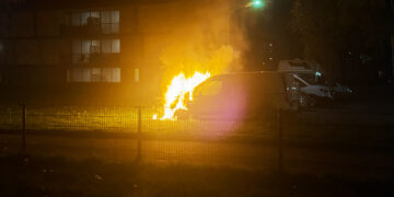 Bedrijfswagen verwoest door brand op parkeerterrein Engelandlaan