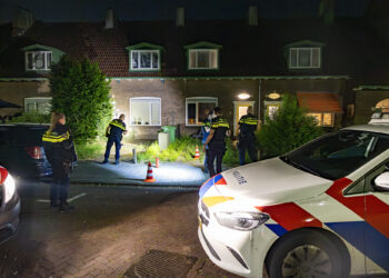 Explosie bij woning aan Vondelweg, politie doet onderzoek
