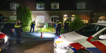 Explosie bij woning aan Vondelweg, politie doet onderzoek