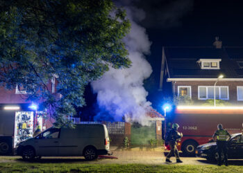 Schuur volledig verwoest bij brand aan Delftlaan in Haarlem
