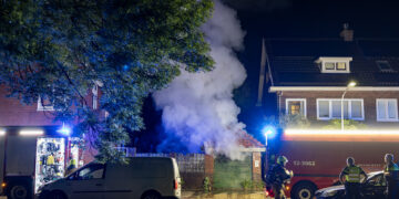 Schuur volledig verwoest bij brand aan Delftlaan in Haarlem