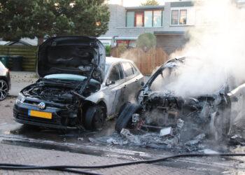 Twee auto’s uitgebrand in Schalkwijk, politie onderzoekt brandstichting