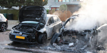 Twee auto’s uitgebrand in Schalkwijk, politie onderzoekt brandstichting