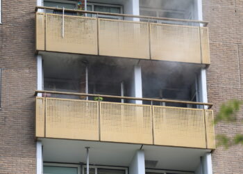 Twee woningen onbewoonbaar na keukenbrand in flat Schalkwijk