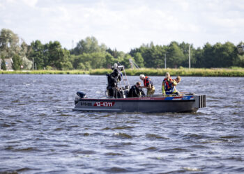 Zoektocht naar vermiste persoon bij Molenplas hervat met onderwaterteam