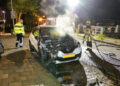Opnieuw brand aan Brouwersvaart: auto en parkeermeter in vlammen op