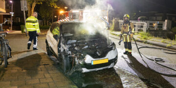 Opnieuw brand aan Brouwersvaart: auto en parkeermeter in vlammen op