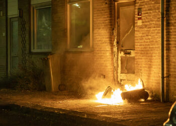Flinke schade aan voordeur van woning in Haarlem-Noord door brand in kliko