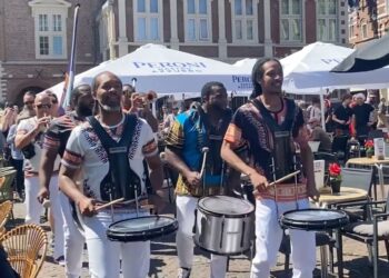 Keti Koti in Haarlem verbindt herdenken en vieren: ‘Wij zijn allemaal één’
