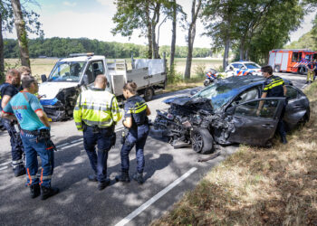 Vogelenzangseweg gestremd na frontale botsing tussen auto en gemeentewagen