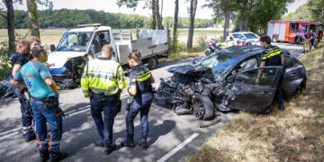 Vogelenzangseweg gestremd na frontale botsing tussen auto en gemeentewagen