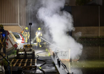 Boot in brand aan Conradkade in Haarlem