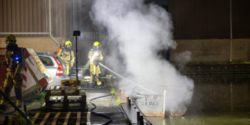 Boot in brand aan Conradkade in Haarlem