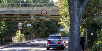 Vrachtwagen ramt viaduct in Overveen, treinverkeer naar Zandvoort voorlopig plat