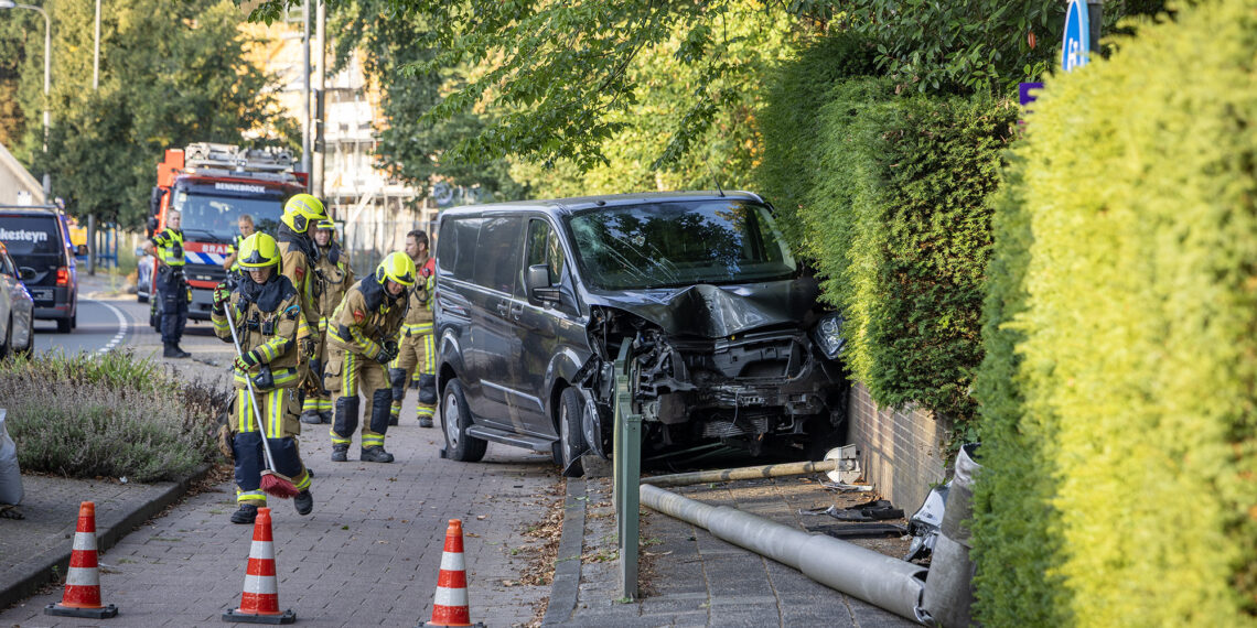 Busje raakt van de weg en knalt tegen muur in Bennebroek