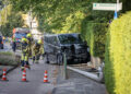 Busje raakt van de weg en knalt tegen muur in Bennebroek