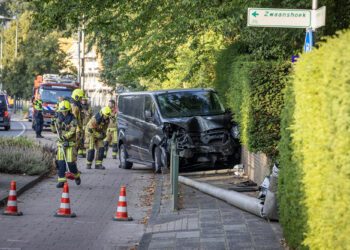 Busje raakt van de weg en knalt tegen muur in Bennebroek