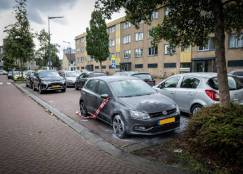 Politie zoekt dader na autobrand met steekvlam: ‘Mogelijk verbrande enkels’