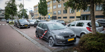 Politie zoekt dader na autobrand met steekvlam: ‘Mogelijk verbrande enkels’