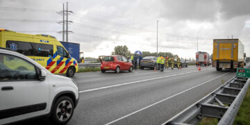 Drie auto’s betrokken bij ongeluk op A9 bij Spaarndam, twee rijstroken dicht