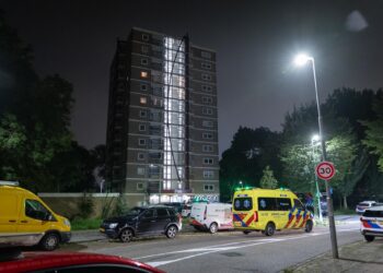 Brandweer controleert woningen na melding koolmonoxide in Haarlemse flat