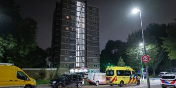 Brandweer controleert woningen na melding koolmonoxide in Haarlemse flat