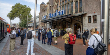 Station Haarlem ontruimd na melding verdachte koffers