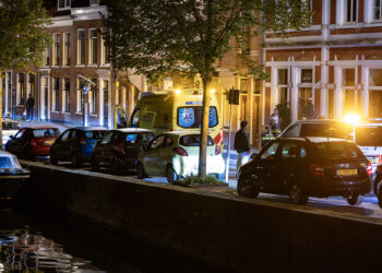 Omstanders redden man met behulp van touw uit water