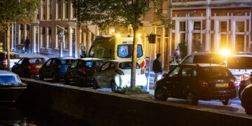 Omstanders redden man met behulp van touw uit water