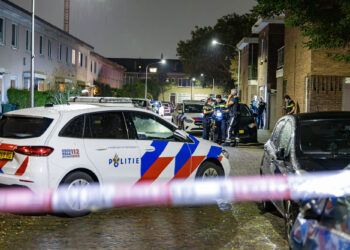 Auto mogelijk beschoten in Haarlem-Noord, politie zoekt getuigen