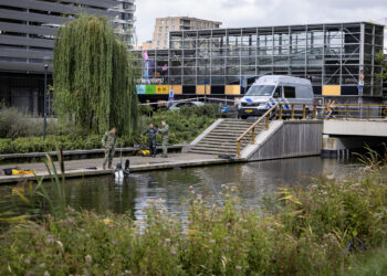 Duikers van Defensie zoeken in water langs Briandlaan in Haarlem