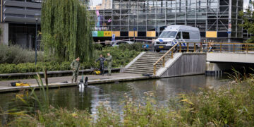 Duikers van Defensie zoeken in water langs Briandlaan in Haarlem