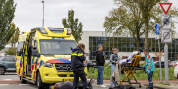 Scooterrijder gewond na botsing met busje in Waarderpolder