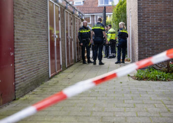 Explosie beschadigt brievenbus van woning in Haarlem-Noord