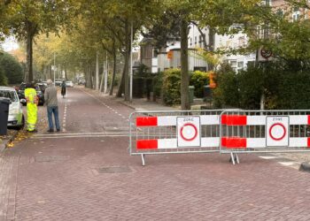 Kostverlorenstraat in Zandvoort deels afgesloten door scheuren in riool