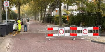 Kostverlorenstraat in Zandvoort deels afgesloten door scheuren in riool
