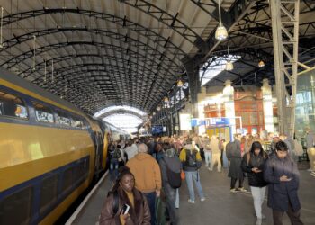 Geen treinen tussen Haarlem en Sloterdijk vanwege defecte spoorbrug