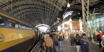 Geen treinen tussen Haarlem en Sloterdijk vanwege defecte spoorbrug