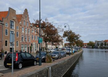 Donkere Spaarne deels afgesloten na meerdere verzakkingen in kademuur